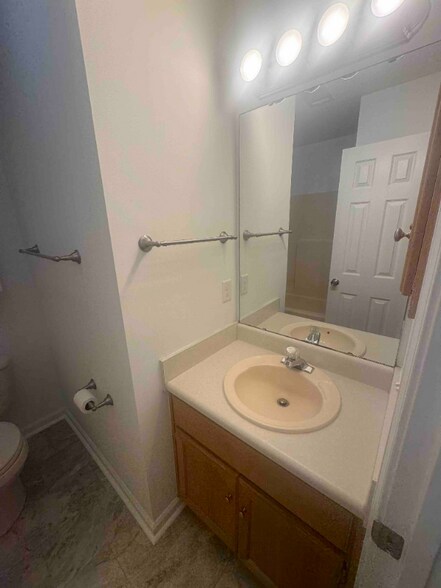 Building Photo - 210 Chadwyck Cir