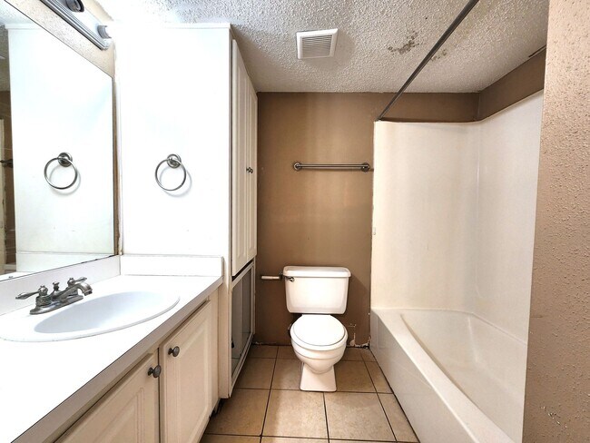Building Photo - 1 BR/1 BA Condo; Ground Floor Unit; All-Ti...