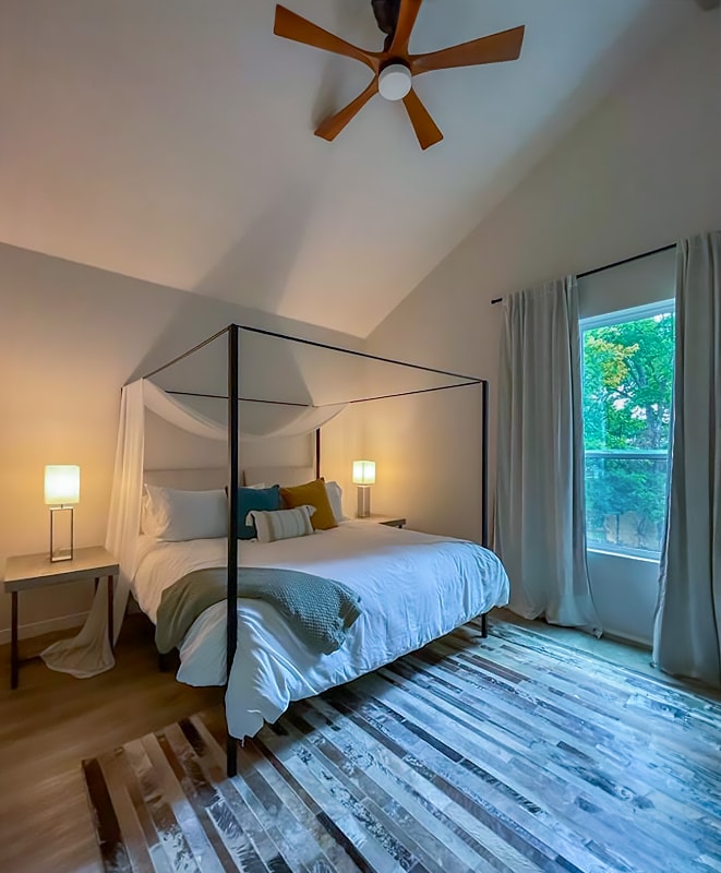 Building Photo - 605 E 7th St