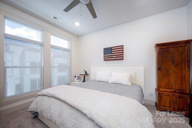 Building Photo - 1033 Wesley Terrace Ave