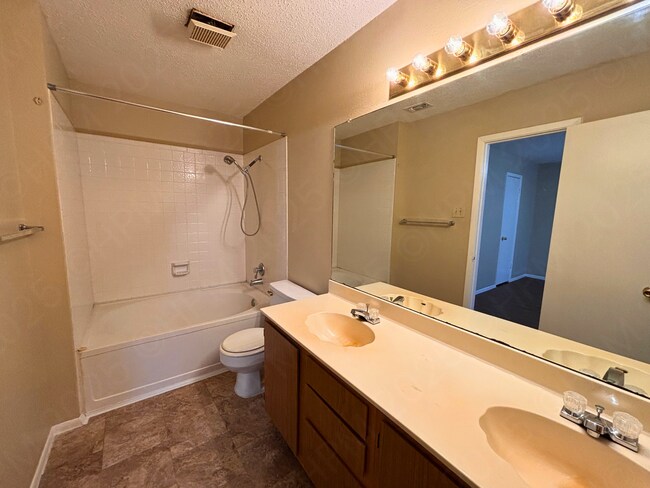 Building Photo - Move-In Special. ½ off the first full month's rent with a 12-month lease.