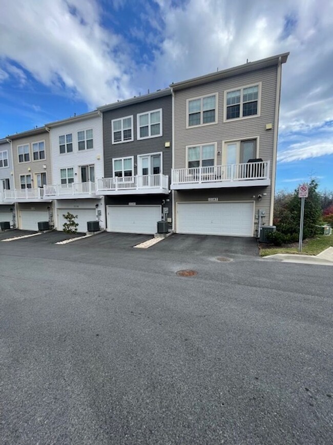 Building Photo - GORGEOUS TH IN CLARKSBURG TOWN CENTER