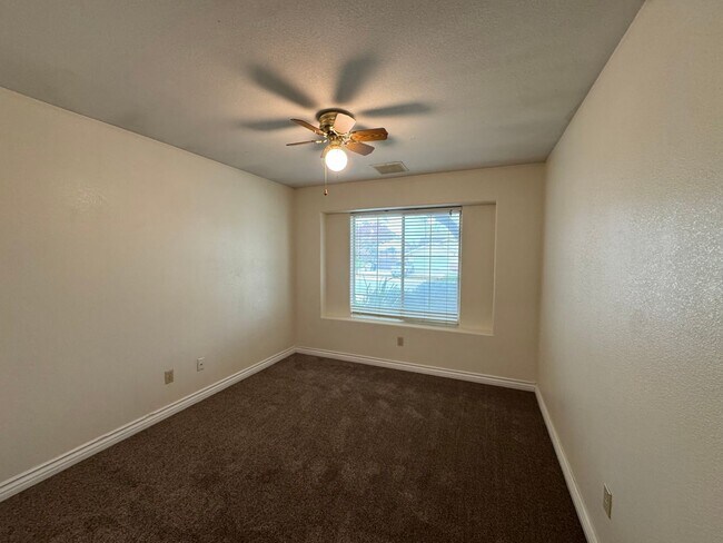 Building Photo - NE Bakersfield home with a sunroom!
