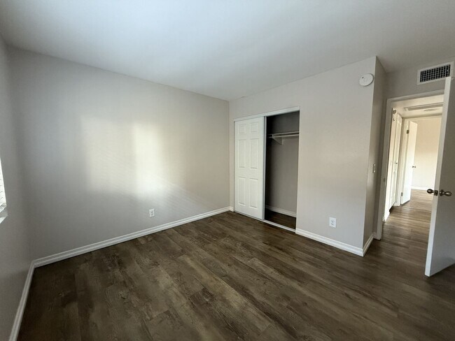 Building Photo - Ground Floor Unit in Santee!