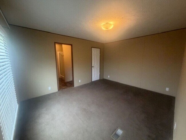 Building Photo - Look No Further!
