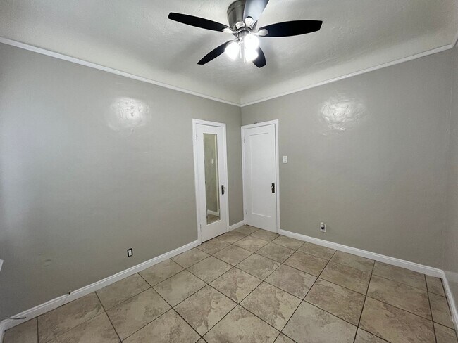 Building Photo - LARGE UPSTAIRS 2 BEDROOM 1 BATH, BUILDING ...