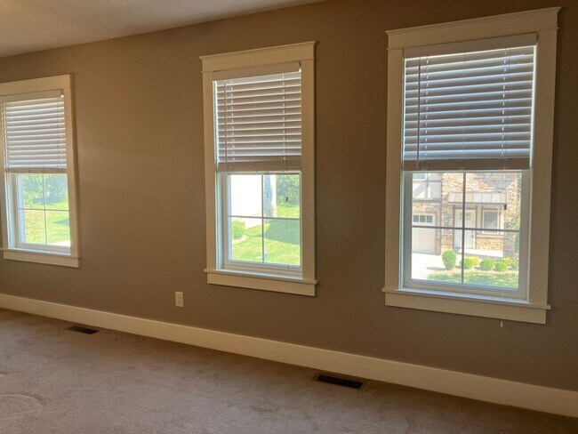 Building Photo - Maintenance free 3 bedroom 2.5 bath home in Stow