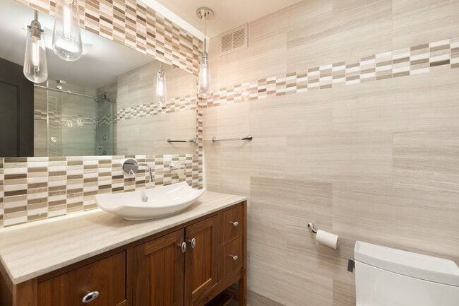 Building Photo - 200 E Delaware Pl