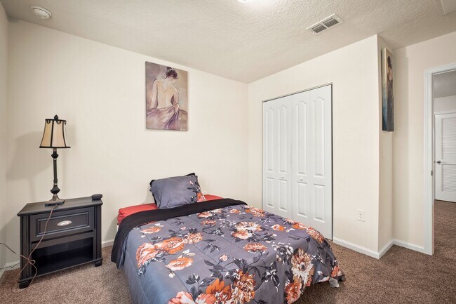 Building Photo - Beautifully Apportioned 2-Story Home in Fox Creek