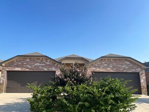 Building Photo - Luxury 3/2 Duplex in Seguin, Texas