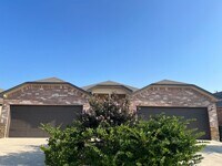 Building Photo - Luxury 3/2 Duplex in Seguin, Texas