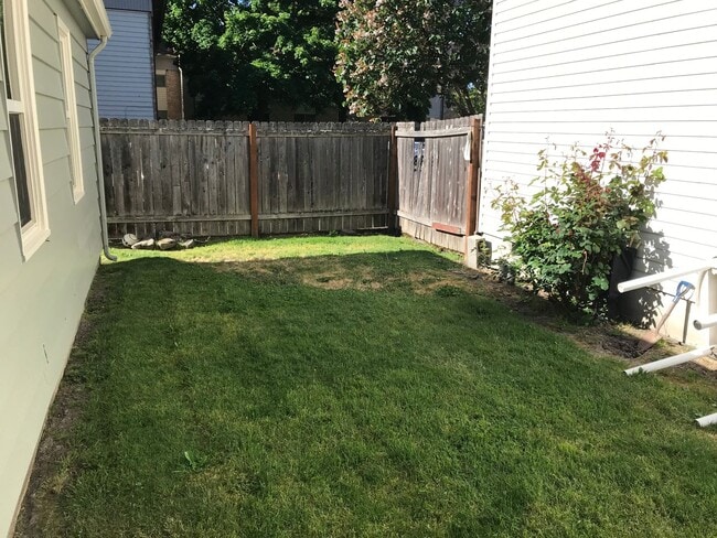 Building Photo - Comfortable 3 bedroom 1 bath