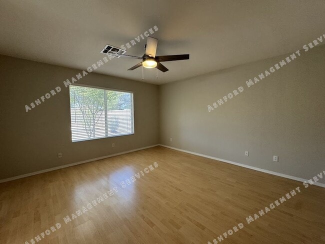 Building Photo - 3 BEDROOM WITH NO CARPET/LARGE YARD