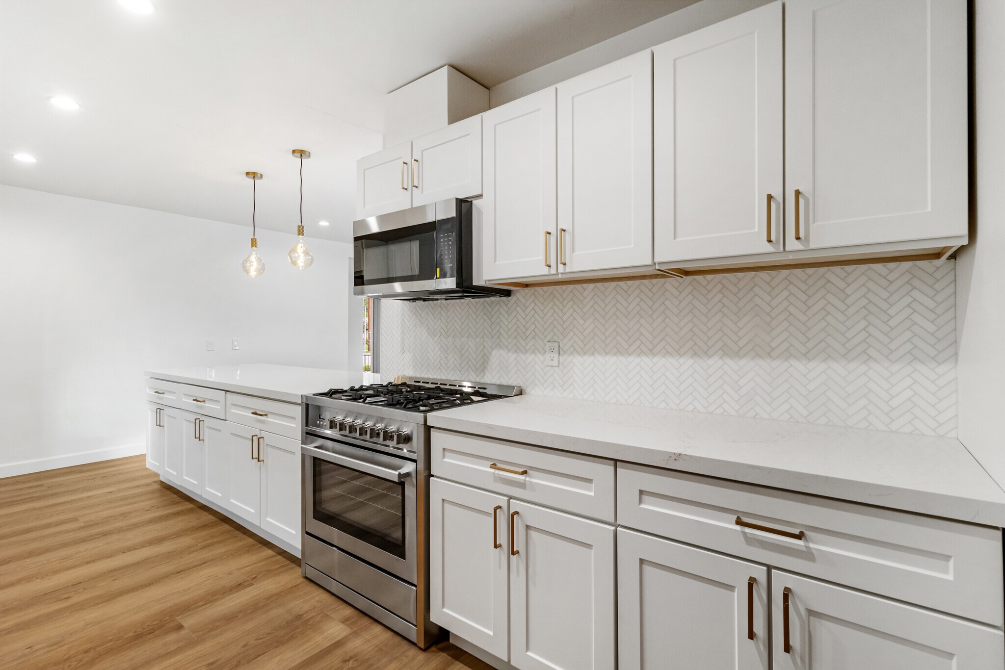 Building Photo - 15836 Chatsworth St