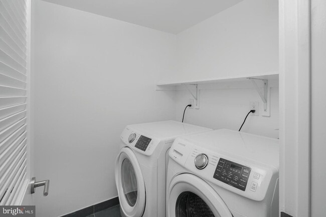 Building Photo - Pennsport Townhome with Garaged Parking