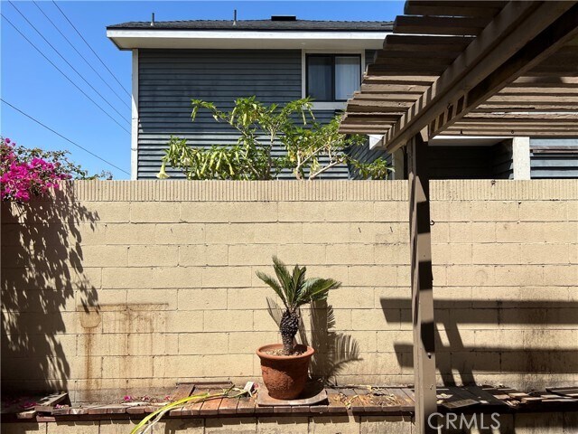 Building Photo - 5581 Crescent Ave