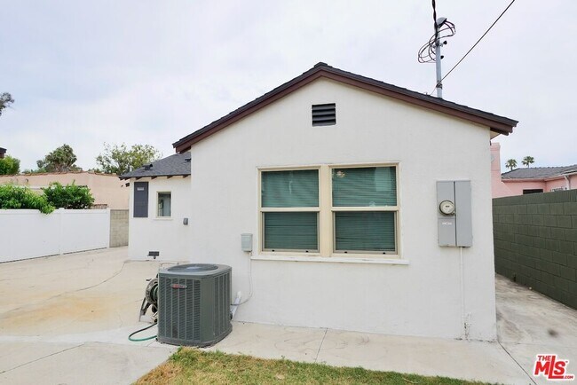Building Photo - 2334 S Garth Ave