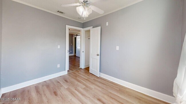 Building Photo - 831 N Oleander Ave