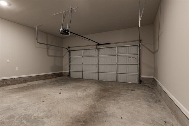 Building Photo - 9220 Golfview Cir