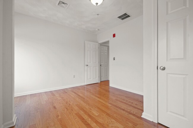 Building Photo - 215 Harvard St