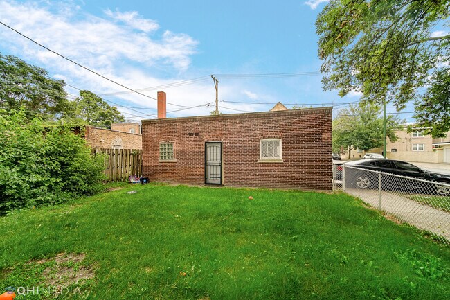 Building Photo - 350 E 74th St