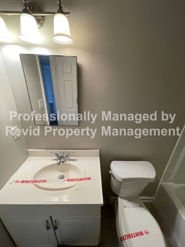 Building Photo - Charming 3 Bedroom Home!