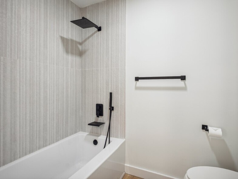 Building Photo - 310 Lilac Dr