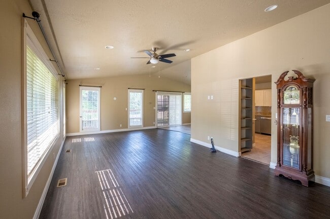 Building Photo - Large corner lot home in desirable Woodland Heights.