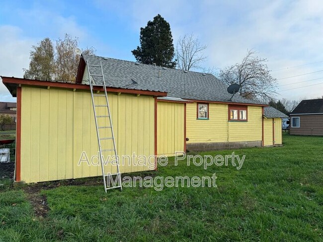 Building Photo - 1411 W 4th St