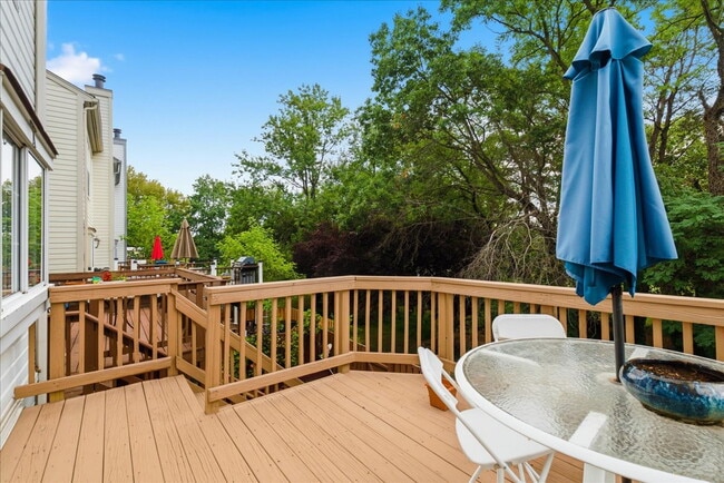 Building Photo - Updated 3BR End-Unit Townhome in Ashburn Farm