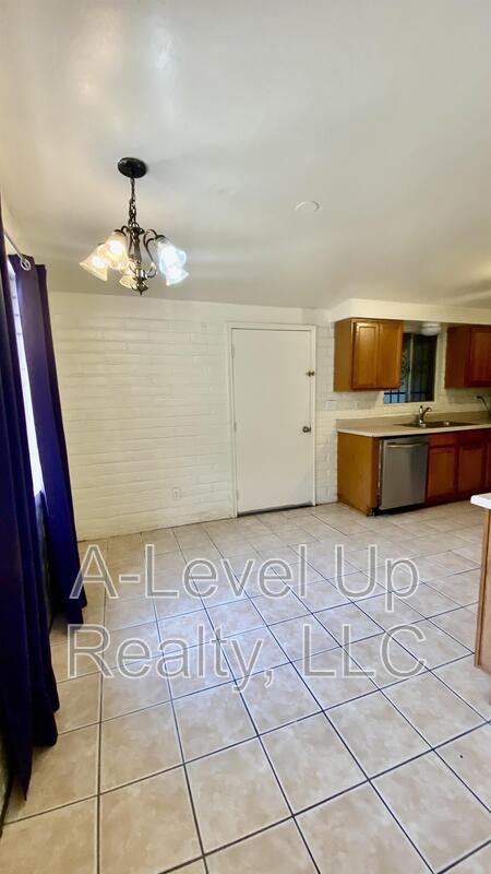 Building Photo - 316 E Elm St