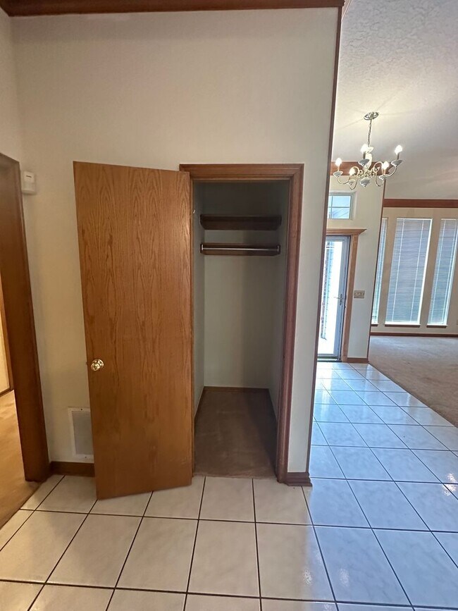 Building Photo - 4 Bed, 2.5 Bath Brick home with 2 car garage