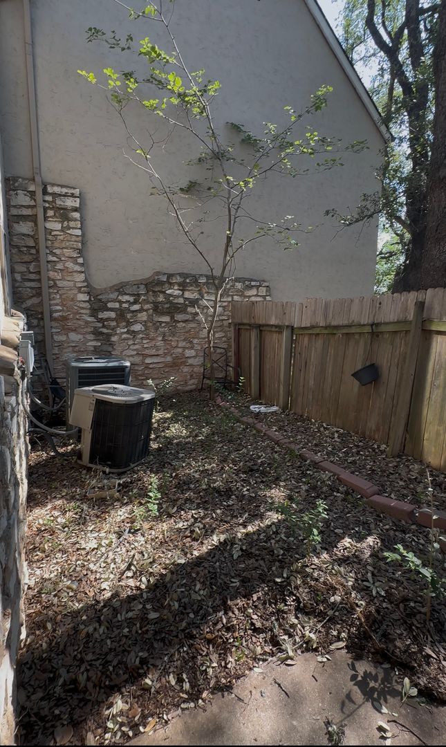 Building Photo - Ground Floor 1BR Condo with Private Yard i...