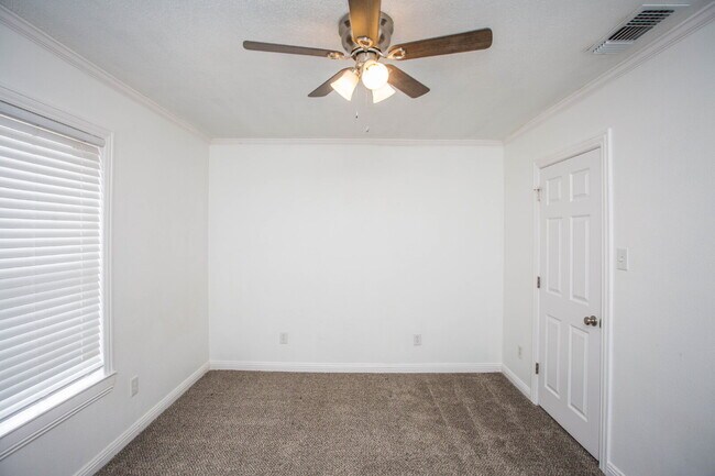 Building Photo - Move-In Ready! Stunning Home with Modern U...