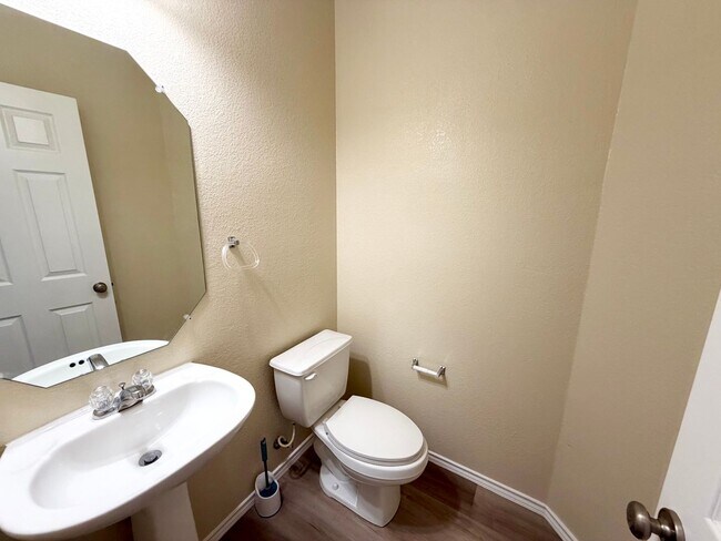 Building Photo - 6404 Mundo Dr