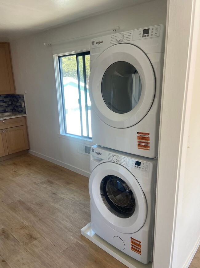 Building Photo - Furnished Spacious 1 Bedroom / 1 Bath Uppe...