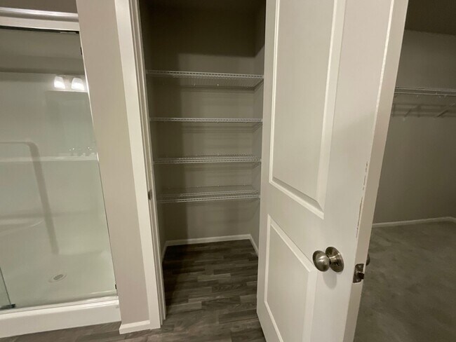 Building Photo - Beautiful 4 Bedroom, 2.5 Bath Home Availab...