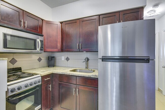 Building Photo - 412 NE 4th Ave