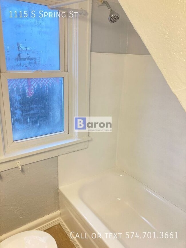 Building Photo - 1115 S Spring St