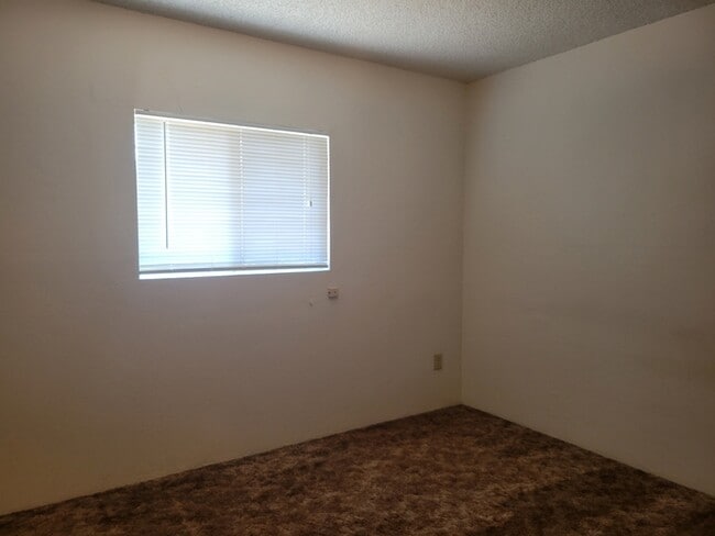 Building Photo - 400 NW Elm St