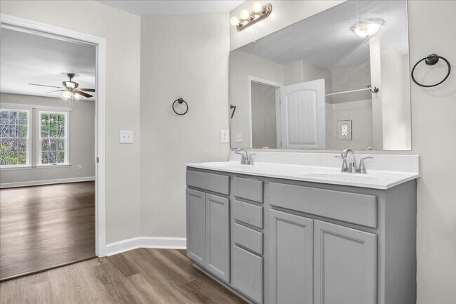 Building Photo - 3 Bedroom 2.5 Bathroom Home