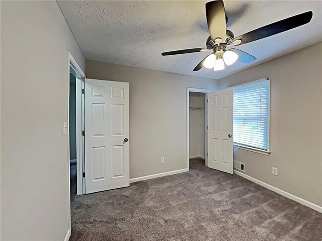 Building Photo - 383 Robin Hood Dr