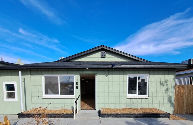 Building Photo - Stunning Newly Renovated Three Bedroom