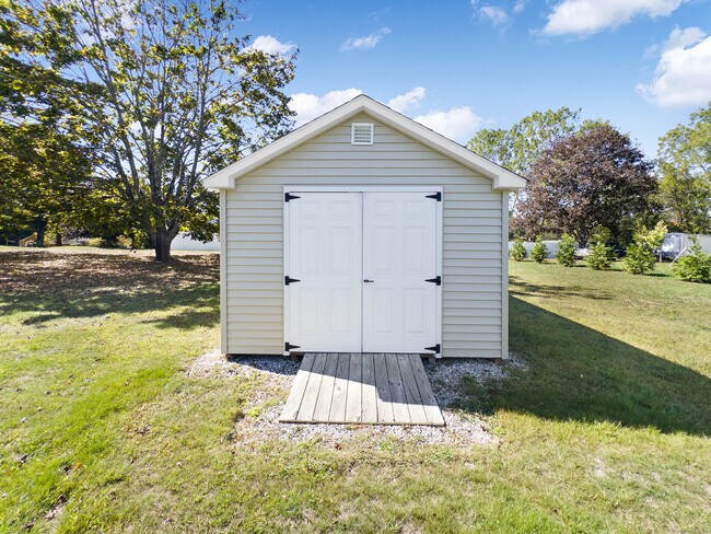 Building Photo - 72 Pistapaug Rd