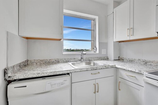 Building Photo - 2350 NE 14th Street Causeway