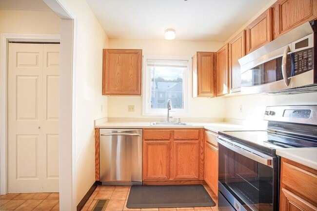 Building Photo - 10 Oak Ridge Dr