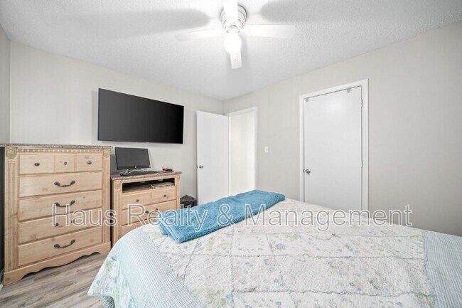 Building Photo - 919 Desota Ln