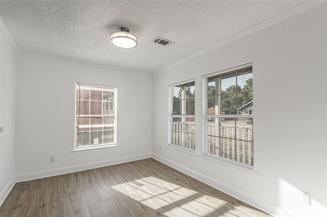 Building Photo - 121 Varsity Dr