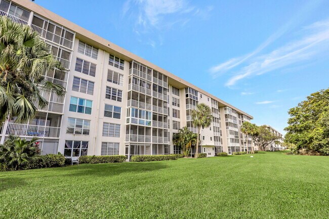 Building Photo - 2851 S Palm Aire Dr