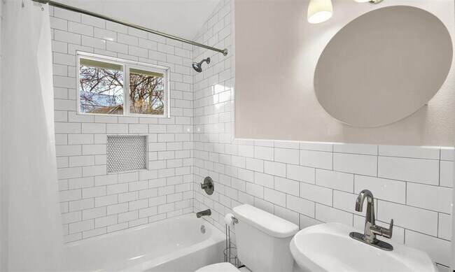 Building Photo - 809 E Riverside Dr
